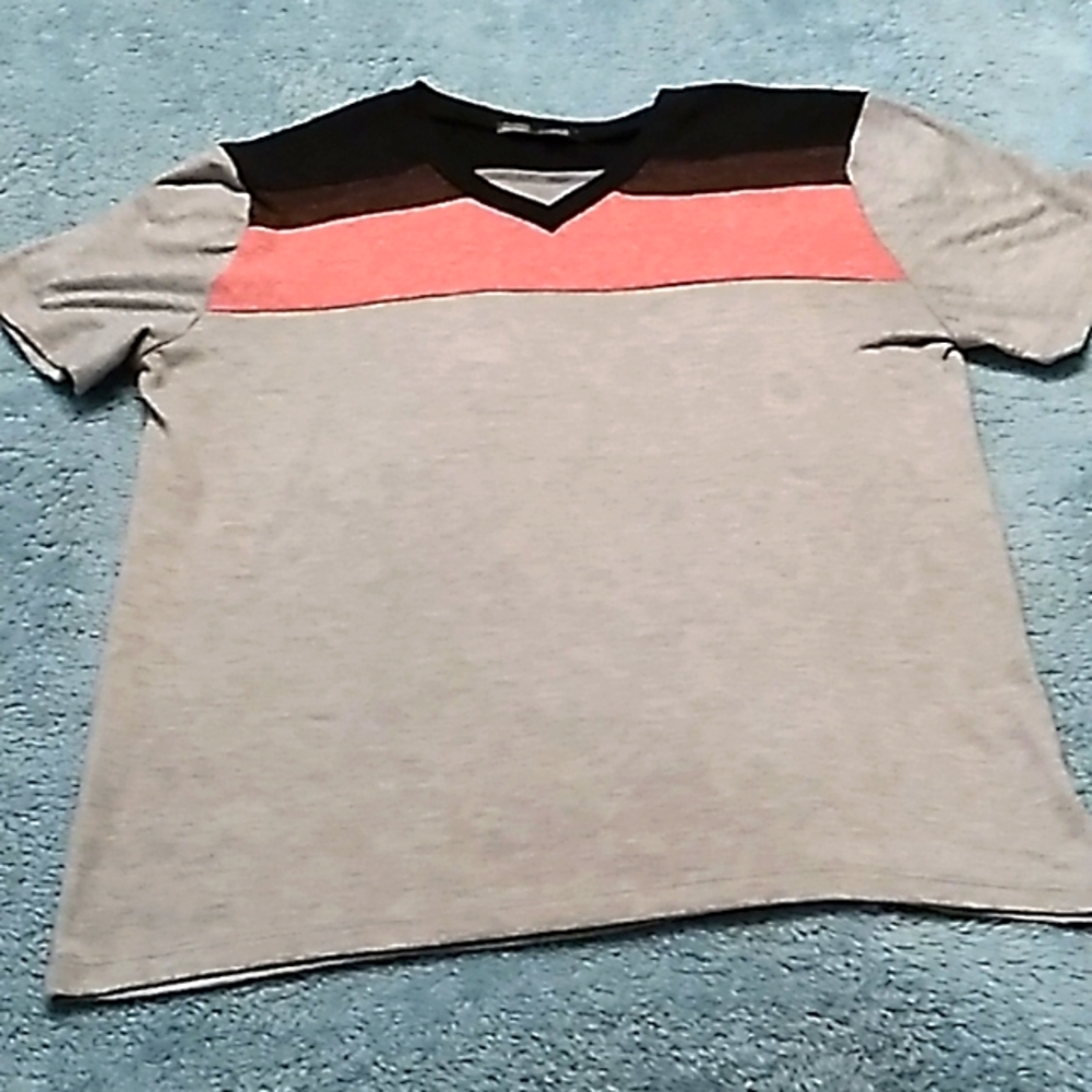 💥 2/$10 Boys vneck shirt